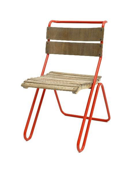 Erich Dieckmann, Gartenstuhl, 1931: Ausführung: Cebaso, Ohrdruf. Stahlrohr, rot lackiert, Lehne aus formverleimtem Sperrholz, Sitzfläche aus massiven Buchenholzlatten. Nicht bez. H. 82 cm; B. 46 cm. Jan van Geest, Stühle aus Stahl, K