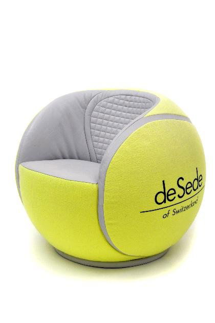 De Sede, Klingnau, Schweiz, Tennisball-Sessel, 198: Drehbar. Kugelförmiges Gestell in Form eines Tennisballs mit Sitzaussparung, Bezug aus grauem Glattleder u. gelbem Filz. Seitl. in Schwarz bedruckt: de Sede of Switzerland. H. 75 cm.