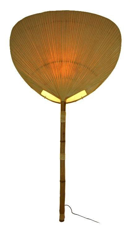 Ingo Maurer, Stehleuchte 'Uchiwa I', 1973: Ausführung: Design M, Ingo Maurer, München. Bambusrohr, Reispapier, dreiflammig elektrifiziert. Bez.: Uchiwa I (Klebeetikett). H. 220 cm.