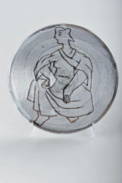 Roger Capron, Vallauris, Schale, um 1960: Klinkerroter Scherben, über brauner Grundierung weißlich fleckig glasiert, geritztes Dekormotiv einer sitzenden Frau. Boden bez.: VALLAURIS, CAPRON (Prägestempel), MADE IN FRANCE (grüne Glasur, ge