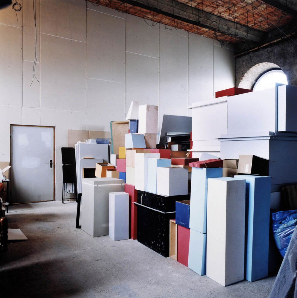 Candida Höfer, 'Museum für Völkerkunde Dresden', 2: C-Print. 25 x 25 cm. Verso mit Papieretikett, typographisch bez., dat. und num.: Museum für Völkerkunde Dresden 2000 98/100; mit Bleistift sign. und dat.: Candida Höfer 2004. Im Passepartout. Regel