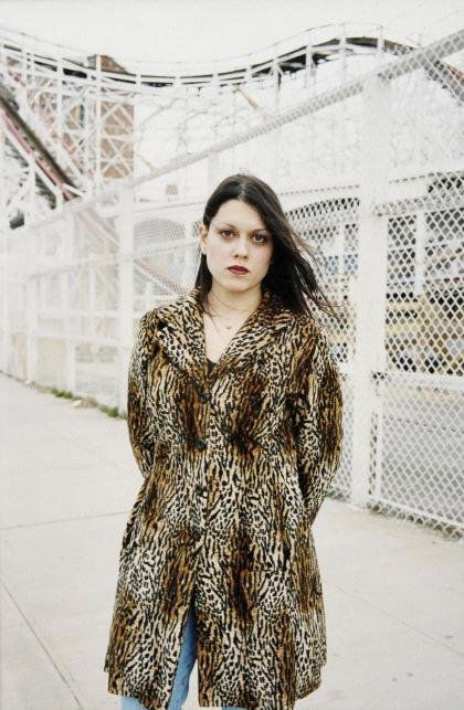 Jitka Hanzlovà, 'Alexandra, Coney Island', 2003: C-Print auf Kodak Professional Endura Paper. 30,3 x 24 cm. Verso am Unterrand mit Bleistift sign., dat., num. und bez.: Jitka Hanzlovà, 2000 2/8 "Alexandra, Coney Island" Female Special Edition 1-8,