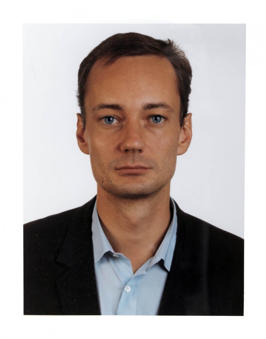 Thomas Ruff, 'Porträt 1991', 1991: C-Print auf Kodak Professional Paper. 28 x 22 cm. Verso am Unterrand mit Bleistift bez., num., dat. und sign.: A.P. 15/20 1991 Th. Ruff. Im Passepartout. Verglast, gerahmt. Ursprünglich der Vorzugsau