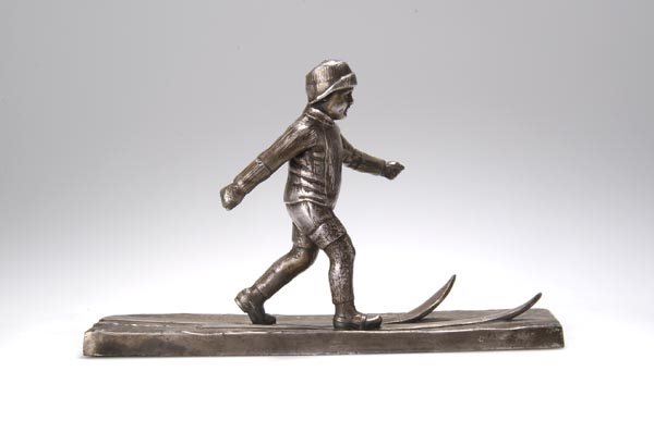 Peter Wessel Fyhn, Skiwanderer, 1910: Stramm voran gehender, dick eingemummter Skiwanderer; längsrechteckiger Natursockel. H. 16,5 x L. 27,5 cm. Zinkguß, versilbert. Sockeloberseite sign. und dat.: P. W. Fyhn 1910.