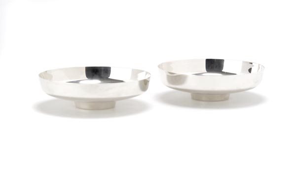 Henning Koppel, Schale, 1965: Rund, flach gemuldet, schräg aufgestellter Rand, runder, sich schräg einziehender Stand. H. 4,5 cm; Dm. 16,5 cm. Silber. Boden bez.: DESSIN HK, L 10, DENMARK STERLING, Herstellermarke, 925 S 1132 B