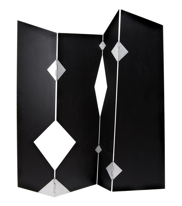 Bruno Munari, Paravent, 1980: Modell 'Spiffero'. Vier scharnierte, trapezförmige Wandelemente, zweifach rautenförmig ausgesägt, flache Zierbeschläge in Dreieckform. H. 160 cm; B. max. 160 cm. Weißblech, schwarze Mattlackierun