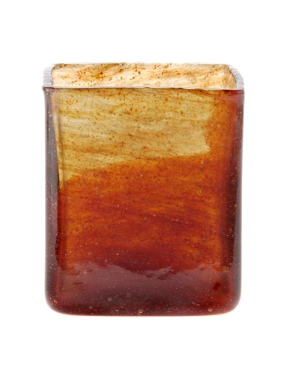 Per Lütken, Vase, um 1960: Gerade Rechteckform, H. 14 cm. Ausführung: Holmegaards Glasvaerk, Kopenhagen. Farbloses Glas, schlierenartige Einschmelzungen in Orangerot. Boden im Ausschliff bez.: Holmegaard, Künstlermonogramm, 6