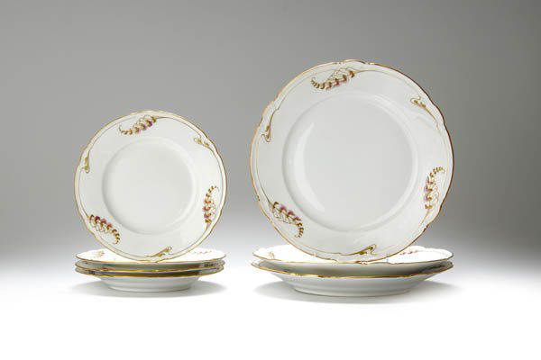 Königl. Porzellan-Manufaktur Berlin, Drei Dessertt: Modell und Dekor siehe vorhergehende Nummern. Aus dem Service 'Bandschleifenform'; Formentwurf 1894. Drei Dessertteller, Dm. 23 cm; vier Brotteller, Dm. 17 cm. Weißer Porzellanscherben, glasiert, Fah