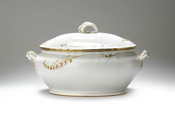 Königl. Porzellan-Manufaktur Berlin, Deckelschüsse: Modell und Dekor siehe vorhergehende Nummern. Aus dem Service 'Bandschleifenform'; Formentwurf 1894. Ovale, bauchige Form, zum leicht ausgestellten Stand eingezogen, zwei plastisch ausgeformte Schleif