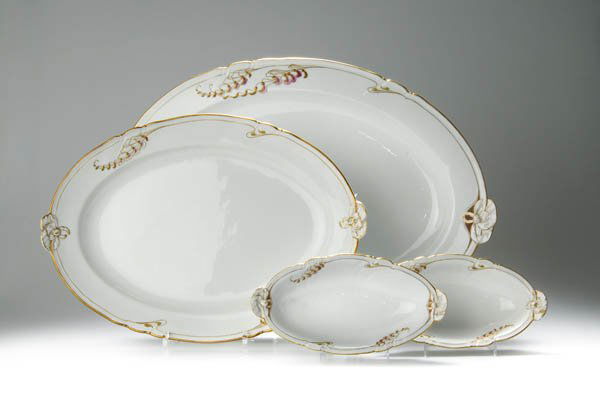 Königl. Porzellan-Manufaktur Berlin, Vier Servierp: Modell und Dekor siehe vorhergehende Nummern. Aus dem Service 'Bandschleifenform'; Formentwurf 1894. Ovale Formen, Handhaben in Form reliefiert ausgeformter Schleifen. Große Servierplatte, 53,5 x 37