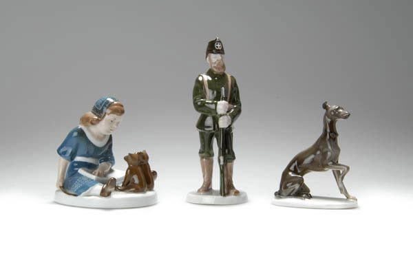 Fritz Diller, Windspiel, 1913: Sitzend, eine Pfote erhoben; ovaler Sockel. H. 9 cm. Ausführung: Ph. Rosenthal, Selb, um 1920. Weißer Porzellanscherben, glasiert, Unterglasurbemalung in Braungrautönen. Unterseite bez.: Firmenmark