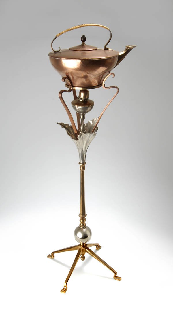 William Arthur Smith Benson, Tee- bzw. Heißwasser: Schlanker, kantiger Schaft mit Zierprofilen auf vierfüßigem Kreuzstand, als Abschluß oben und unten eine Blattrosette bzw. eine Kugel, in die Blattrosette montierter Balusterträger für den Brenne