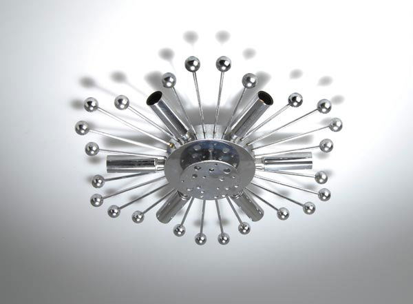 Deutschland, Deckenlampe, um 1960: Entwurf in Art der Raumsonde 'Sputnik'; Rosettenform, umlaufend sechsfach ornamental angeordnete Antennenelemente mit Kugelabschluß mit sechs zwischengereihten Zylinderfassungen, als Mitte der Vertei
