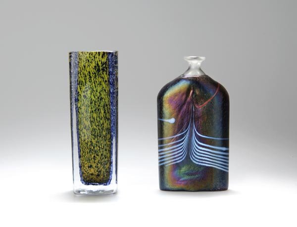 Bertil Vallien, Vase, 1978: Gerade, vierseitig aufsteigende Form. H. 18 cm. Ausführung: Kosta Boda, Glasbruk, Schweden. Fabloses Überfangglas, Hohlraum mit dottergelbem Opalglas überfangen, zwischenschichtig eingeschmolzenes,