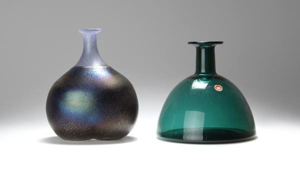Bertil Vallien, Vase, um 1970: Aus der Serie 'Vulcano'. Herzförmig ausgewölbte Gefäßform, akzentuierter, abgesetzter enger, zylindrischer Flaschenhals mit flach ausgestellter Mündung. H. 22,5 cm. Gefäßkörper aus farblosem G