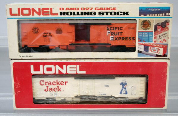 LIONEL 2 CARS - CRACKER JACK REEFER & PFE REEFER: LIONEL - O SCALE - 6-9853 CRACKER JACK REEFER CAR. 6-9853 PACIFIC FRUIT EXPRESS REEFER. NEW IN BOX Condition: NEW Box: Y
