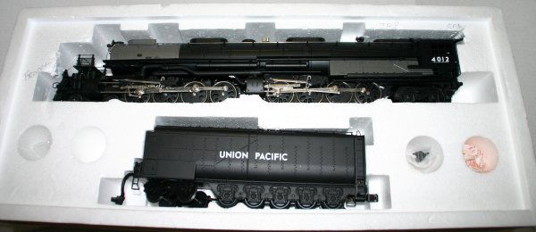 MTH MT-3021LP U.P. 4-8-8-4 BIG BOY STEAM LOCOMOTIV: MTH MT-3021LP U.P. 4-8-8-4 BIG BOY STEAM LOCOMOTIVE. PROTO 1. Condition: LN Box: YES