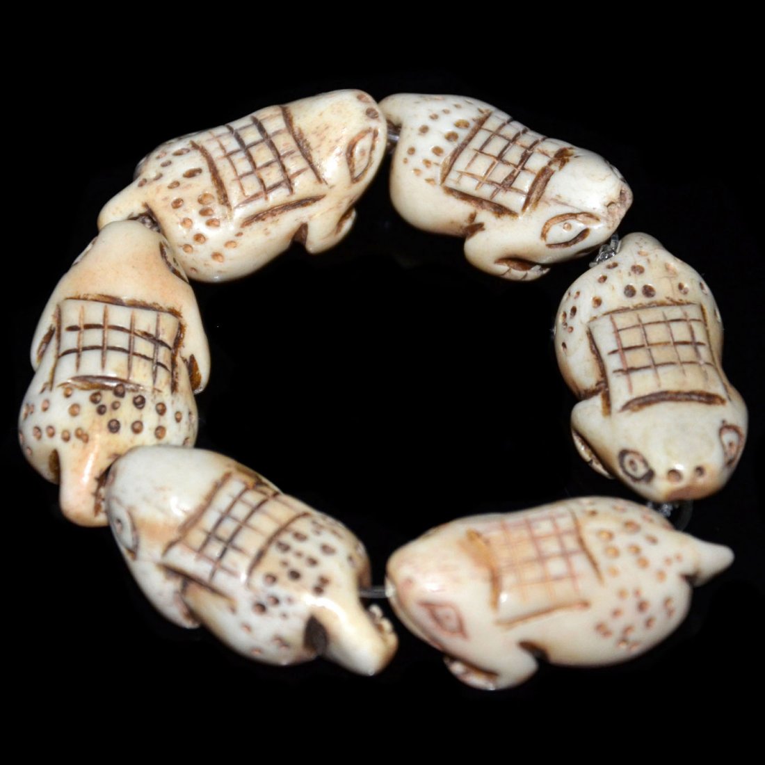 Qing, Bone Carved Toad-Form Bead Bangle: 清 骨雕蟾蜍手镯 Qing, Bone Carved Toad-Form Bead Bangle Bead Height: 1¼ in. (3.2 cm.) Total Weight: 38 g