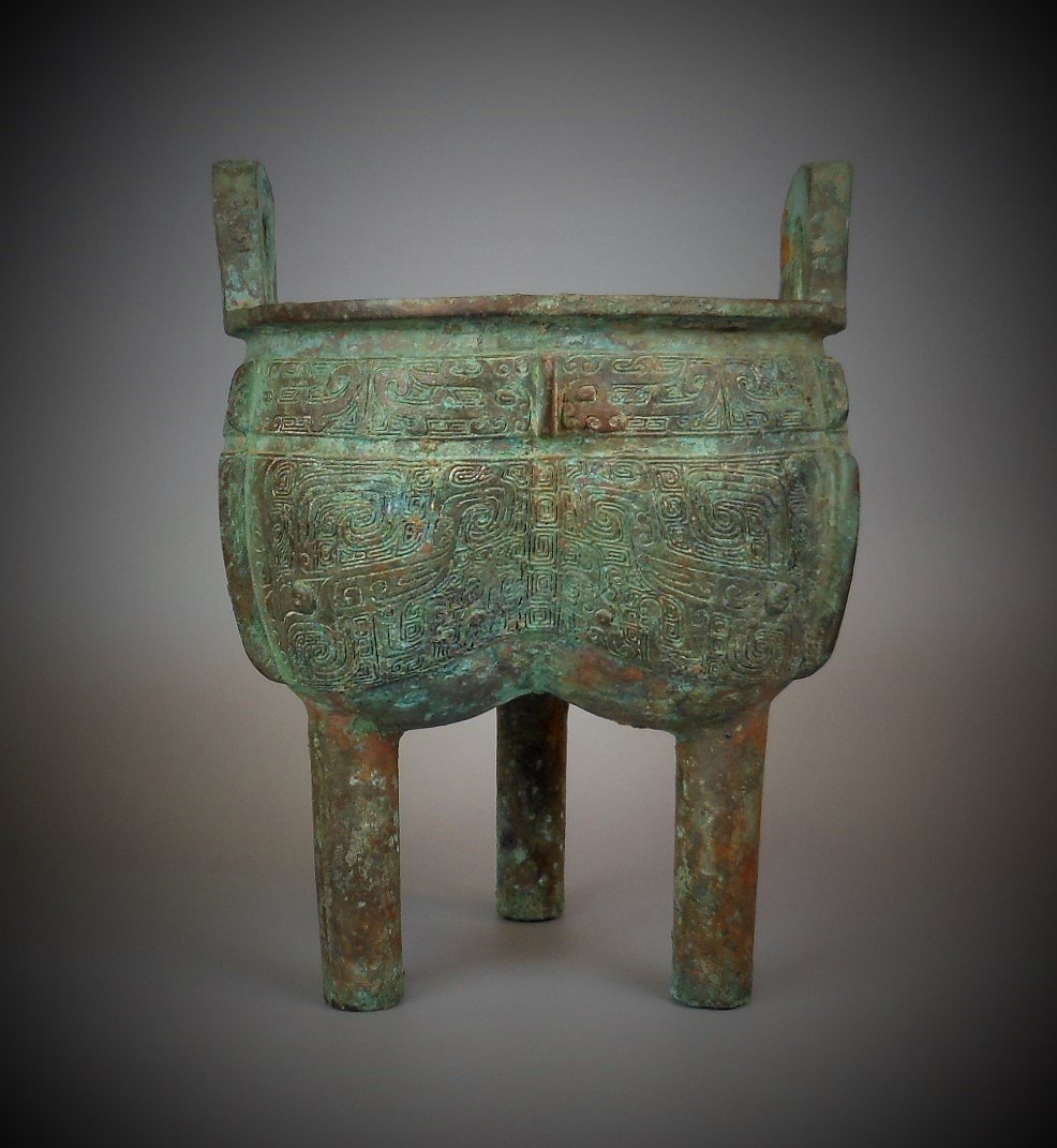 A CHINESE ARCHAIC BRONZE WESSEL, DING: LATE SHANG PERIOD 1200-1121 B.C. A CHINESE ARCHAIC BRONZE WESSEL, DING H: 8.5 in (21.5 cm) Provenance: Property from a private San Francisco collector 商晚青銅器