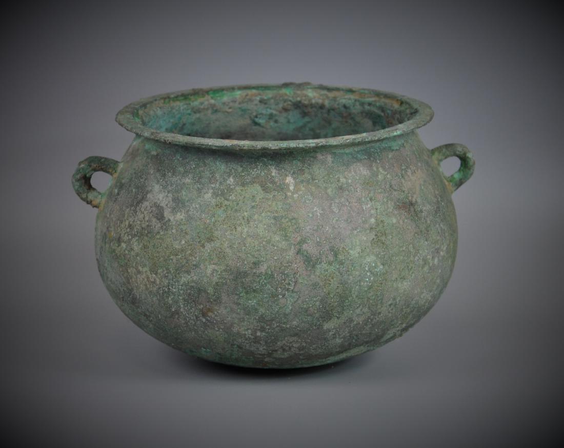 A Chinese archaic bronze vessel jar (1 of 6)