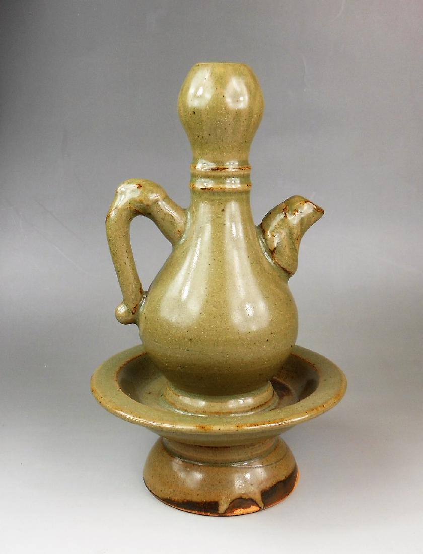 A Chinese Song dynasty Longquan-yao celadon porcelain (1 of 7)