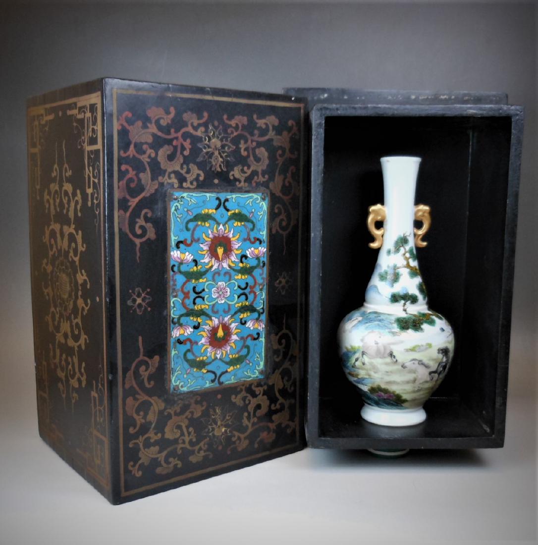 A Chinese Qing dynasty famille rose vase (1 of 10)