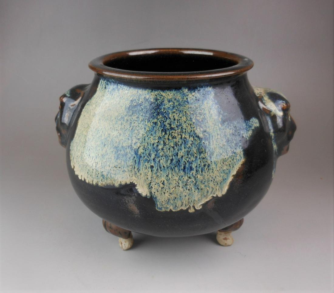 A Chinese archaic style black glazed porcelain jar (1 of 6)