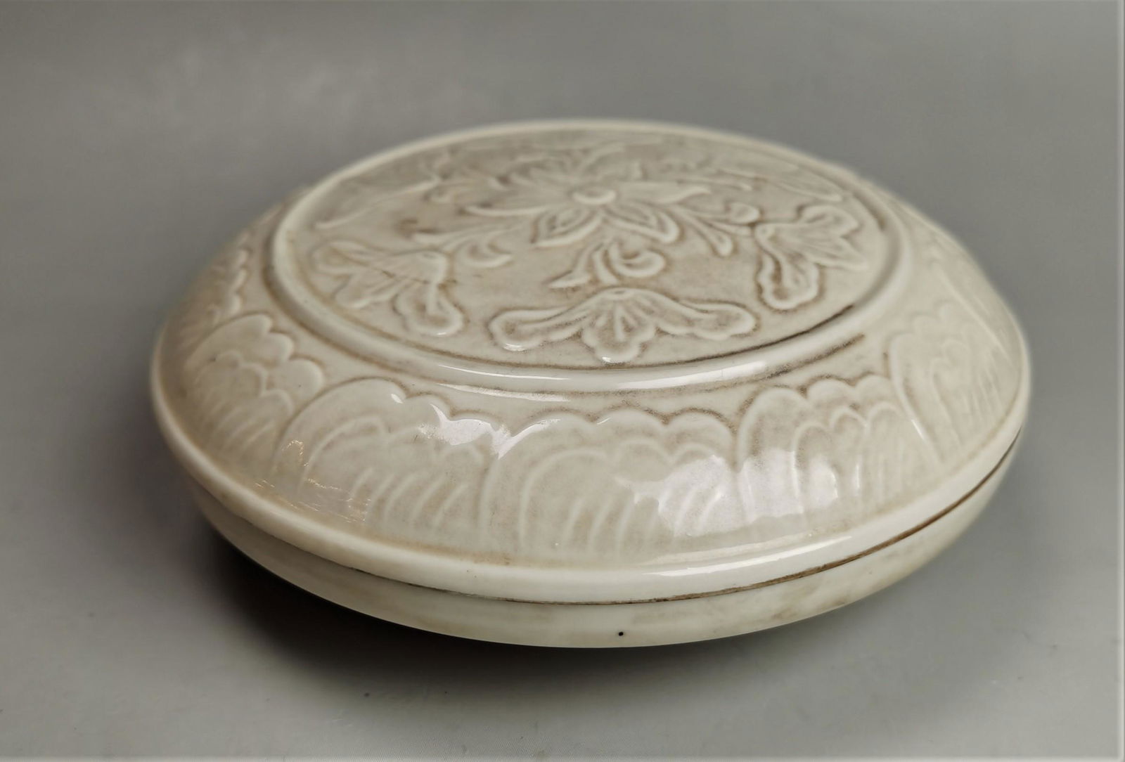A Chinese Song style Ding-yao white glazed box (1 of 6)