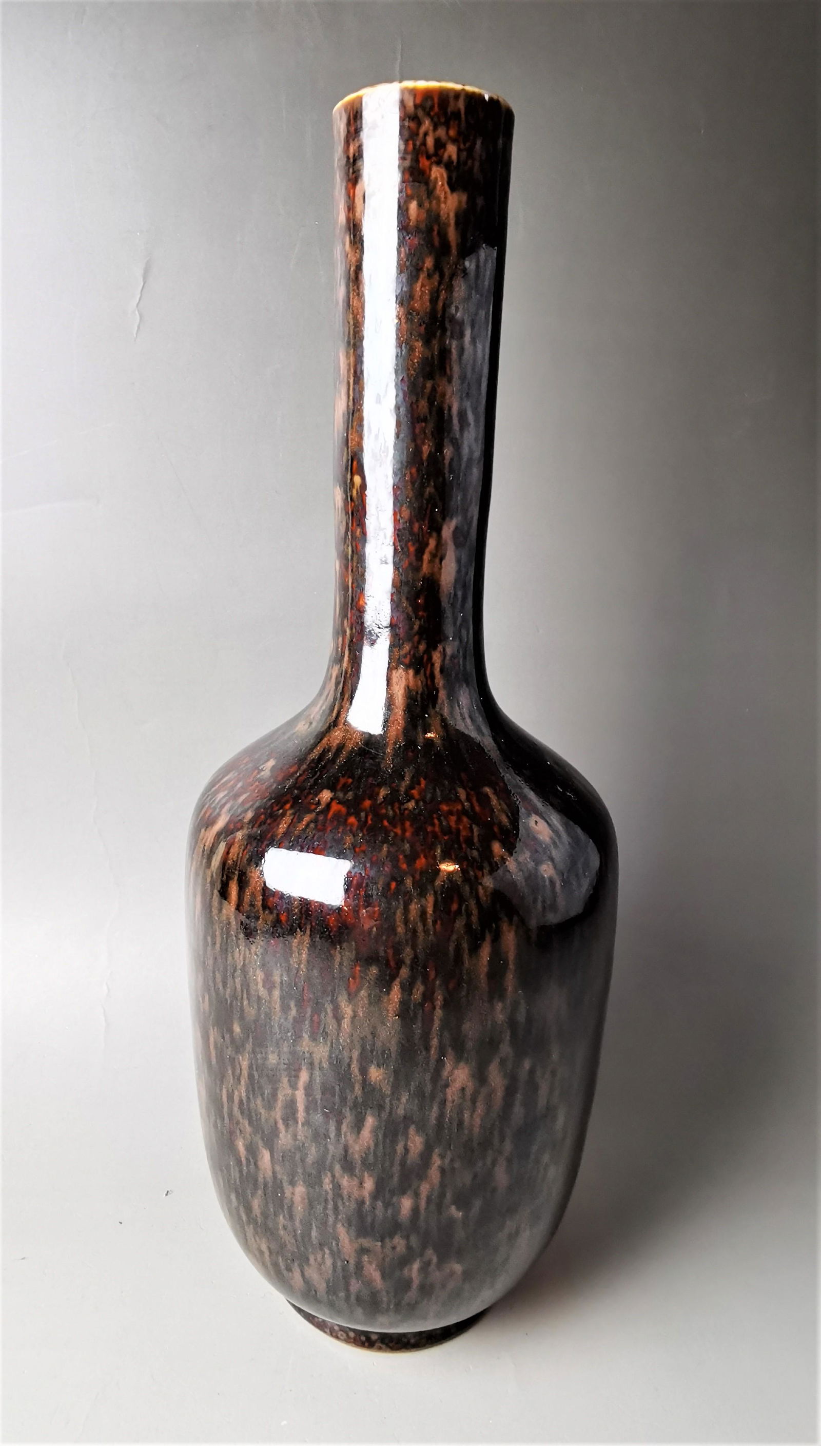 A Chinese porcelain bottle neck vase (1 of 7)