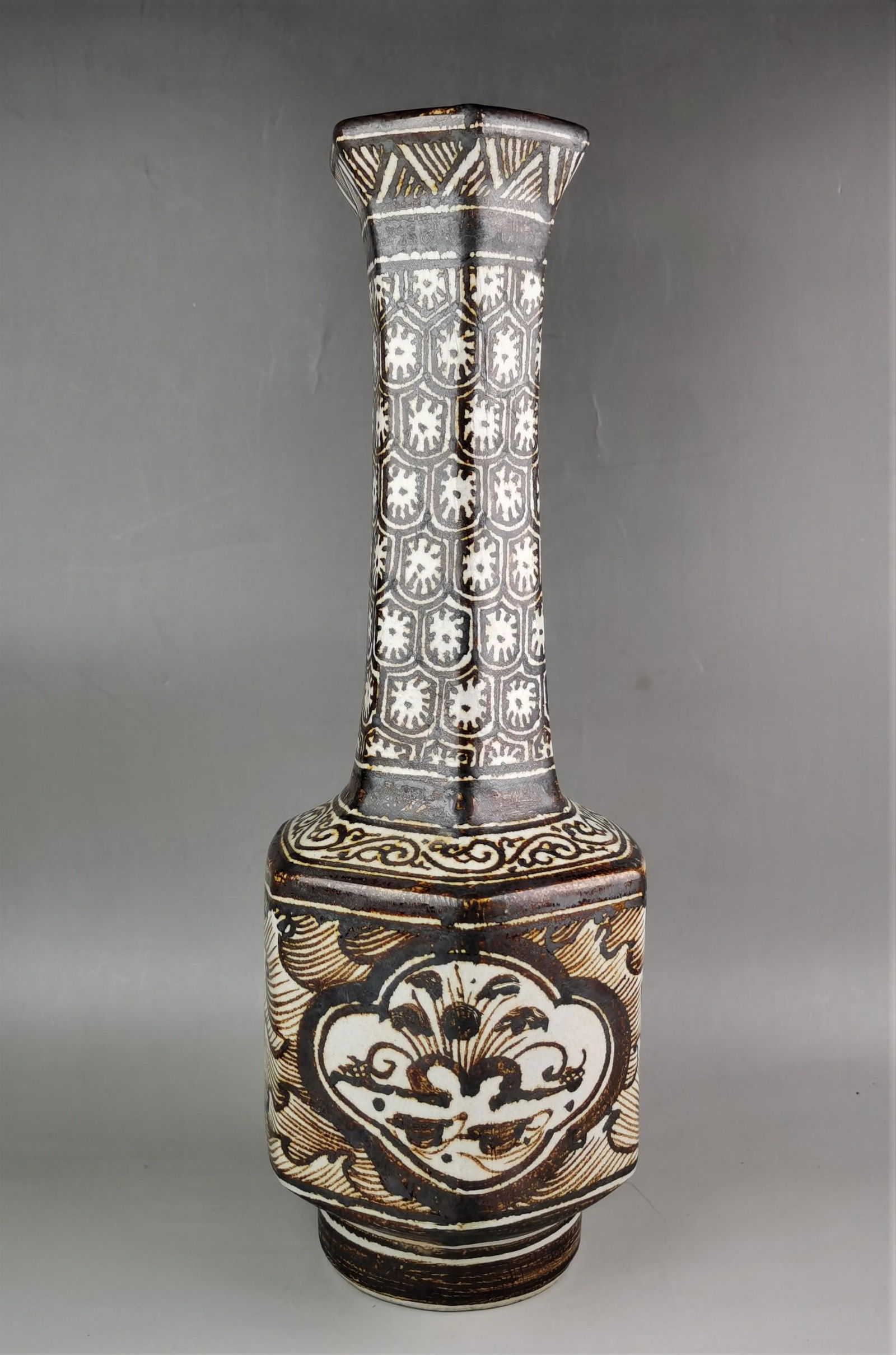 A Chinese Song style Cizhou-yao vase (1 of 8)