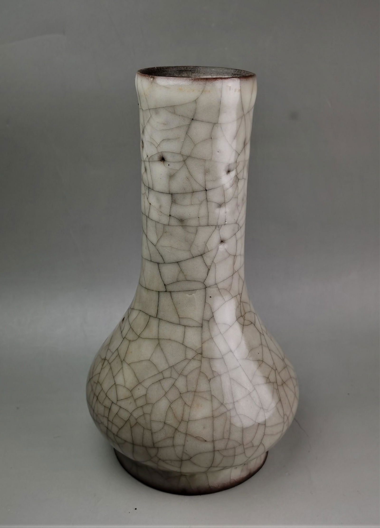 A Chinese Song style  Ge -yao celadon crackleware vase (1 of 9)