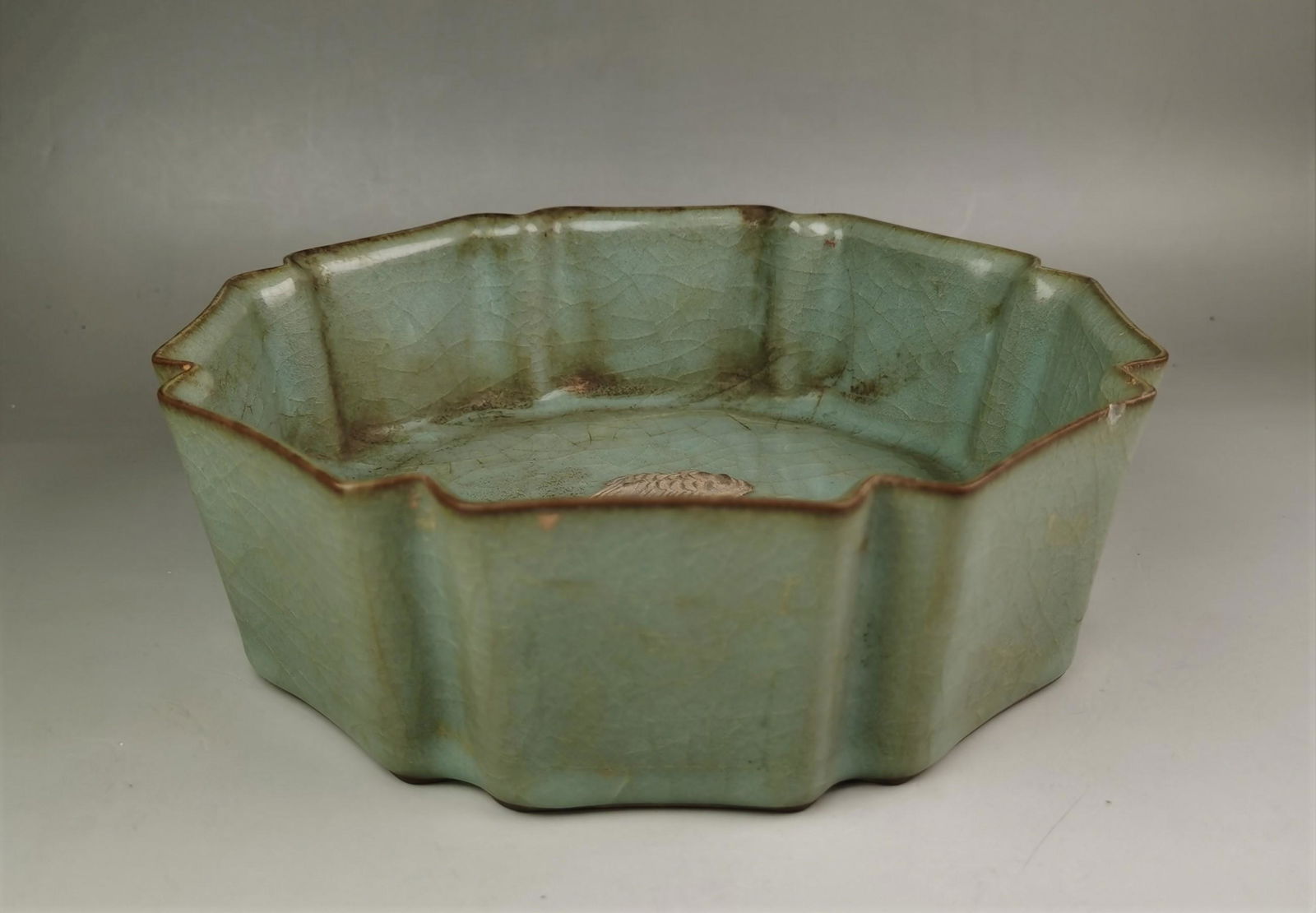 A Chinese Song style G uan -yao celadon crackleware (1 of 9)