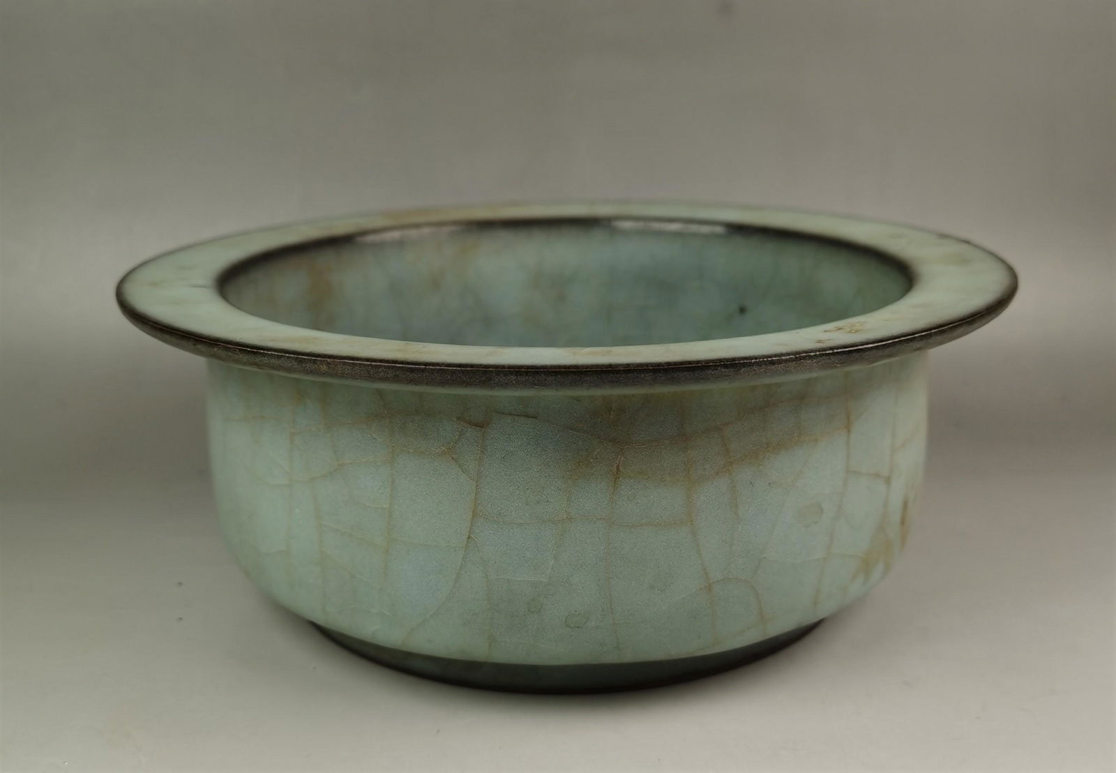 A Chinese Song style  Ge -yao celadon crackleware brush (1 of 7)