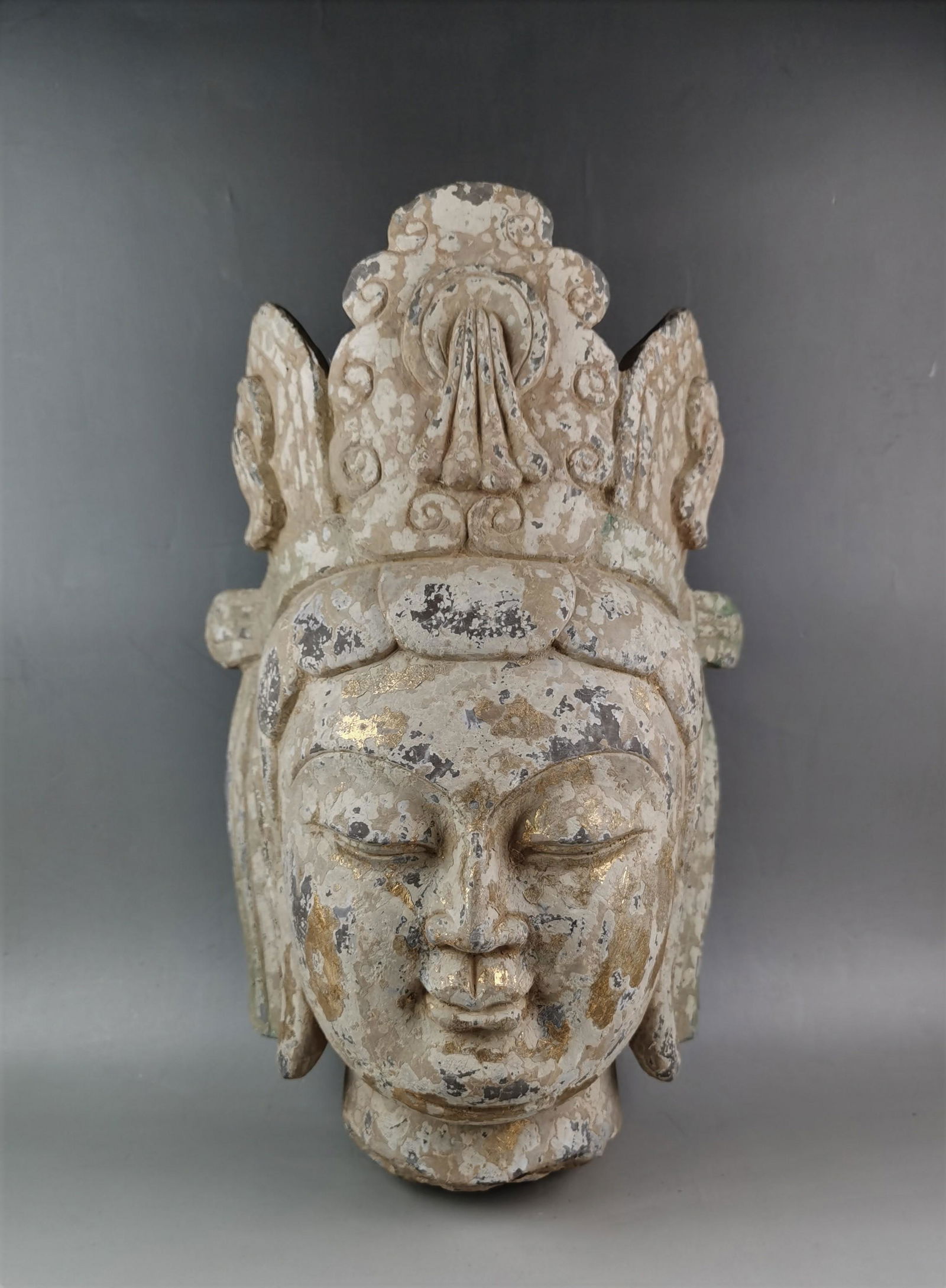 A Chinese antique carved stone gilt head of  B uddha (1 of 10)