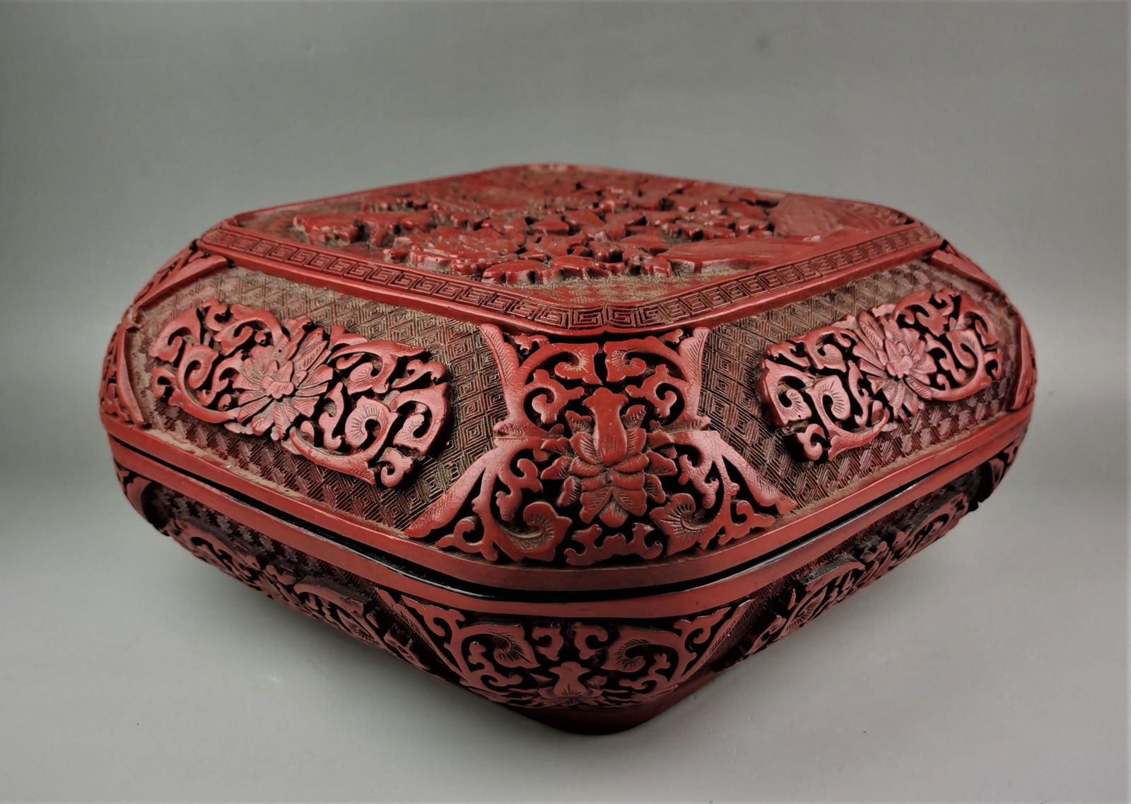 A Chinese lacquerware lidded box (1 of 9)