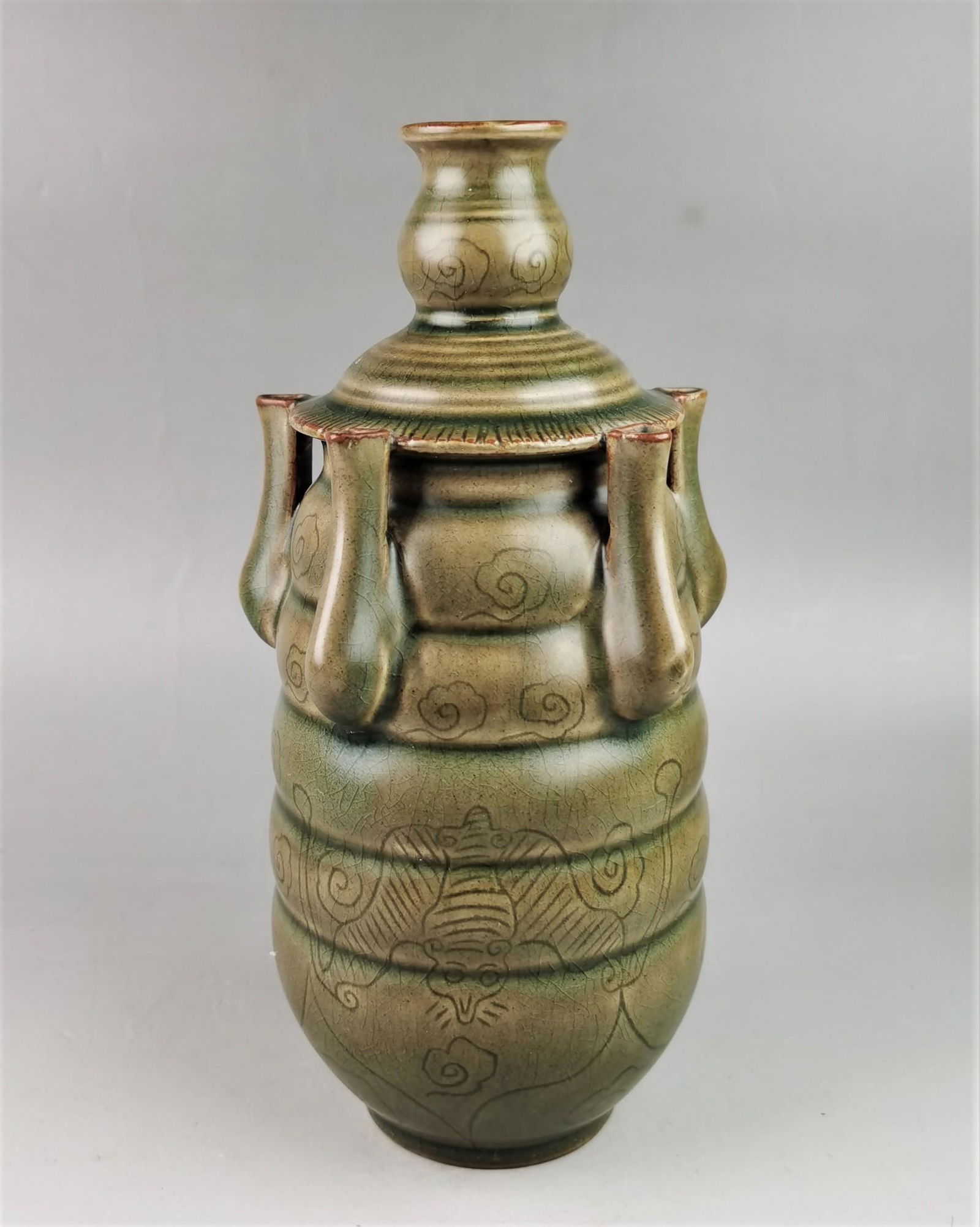 Chinese Yue-yao celadon porcelain vase (1 of 7)