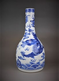 Chinese qing dynasty blue and white porcelain vase