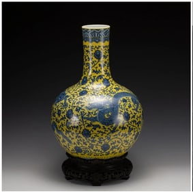 Large Chinese qing dynasty yellow glazed and blue and white vase