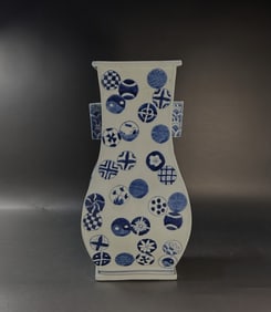 Chinese late qing/republic blue and white double eared prcelain vase
