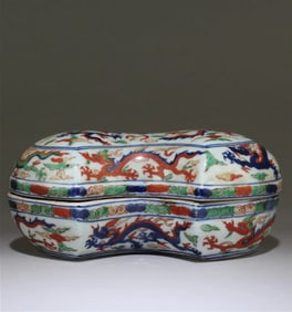 Chinese wucai porcelain box