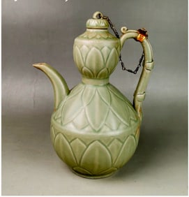 Chinese yue-yao celadon glazed porcelain teapot