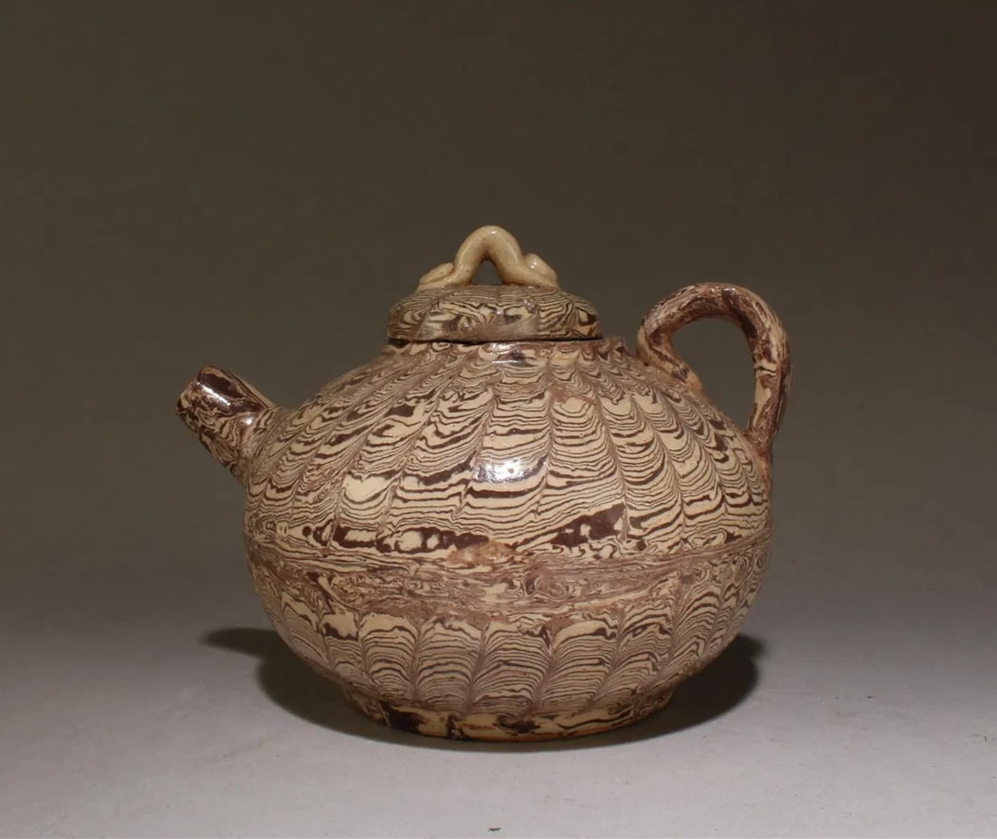 Chines jiaotai black and white glazed ‘feathers’ teapot (1 of 6)