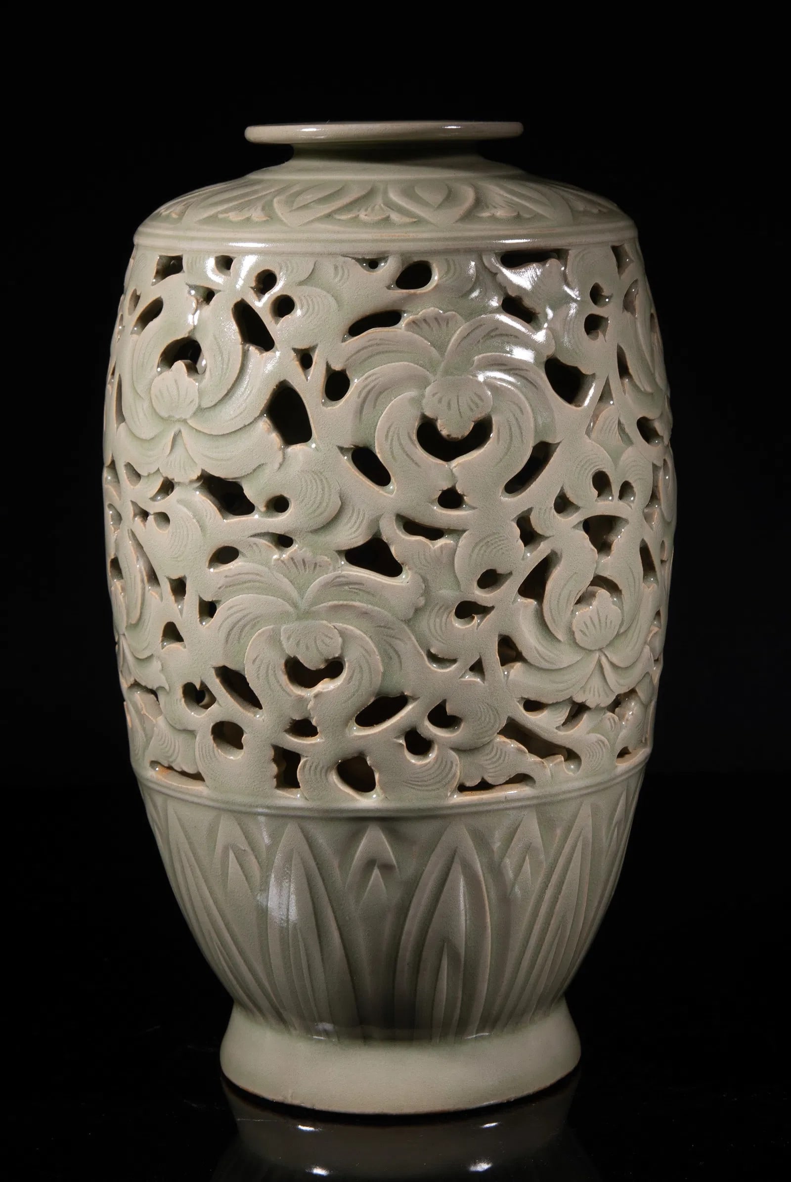 Chinese yaozhou yao carved celadon glazed vase: U. S. Poly International Auction Gallery is an independent company registered in the United States. It has no affiliation with Beijing Poly International Auction or Poly Auction Hong Kong.AI detection
