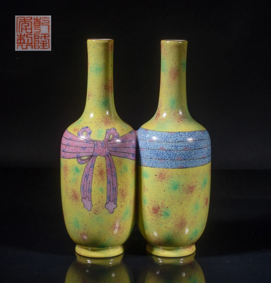 Chinese special ‘tao hua dong’-glazed double body porcelain vase: Chinese special ‘tao hua dong’-glazed double body porcelain vase, with AI detectionApprox. H 24.9 x W 17 cm(H 9.8 x W 6.69 inches)