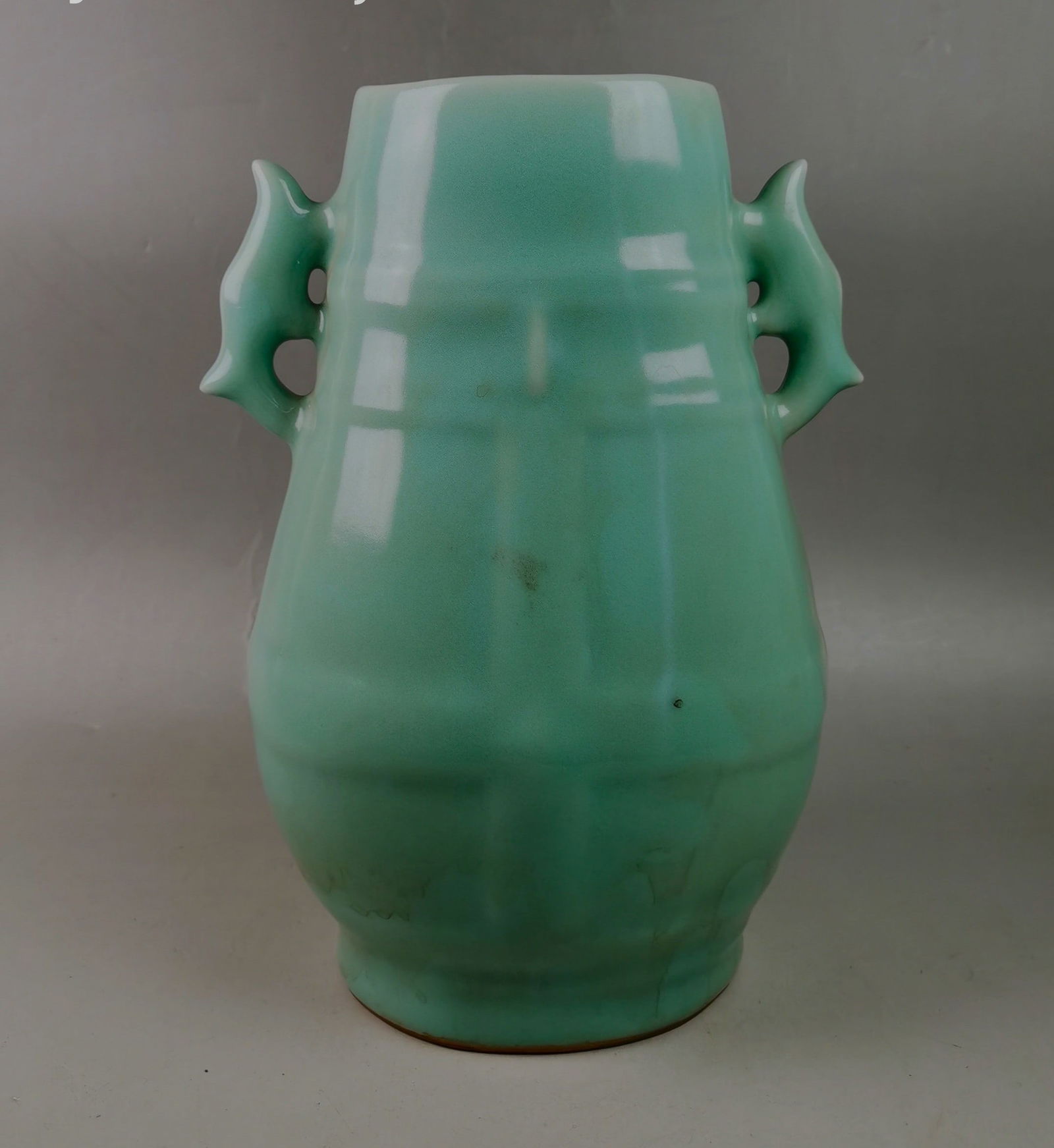 Chinese Longquan-yao celadon glazed vase (1 of 6)