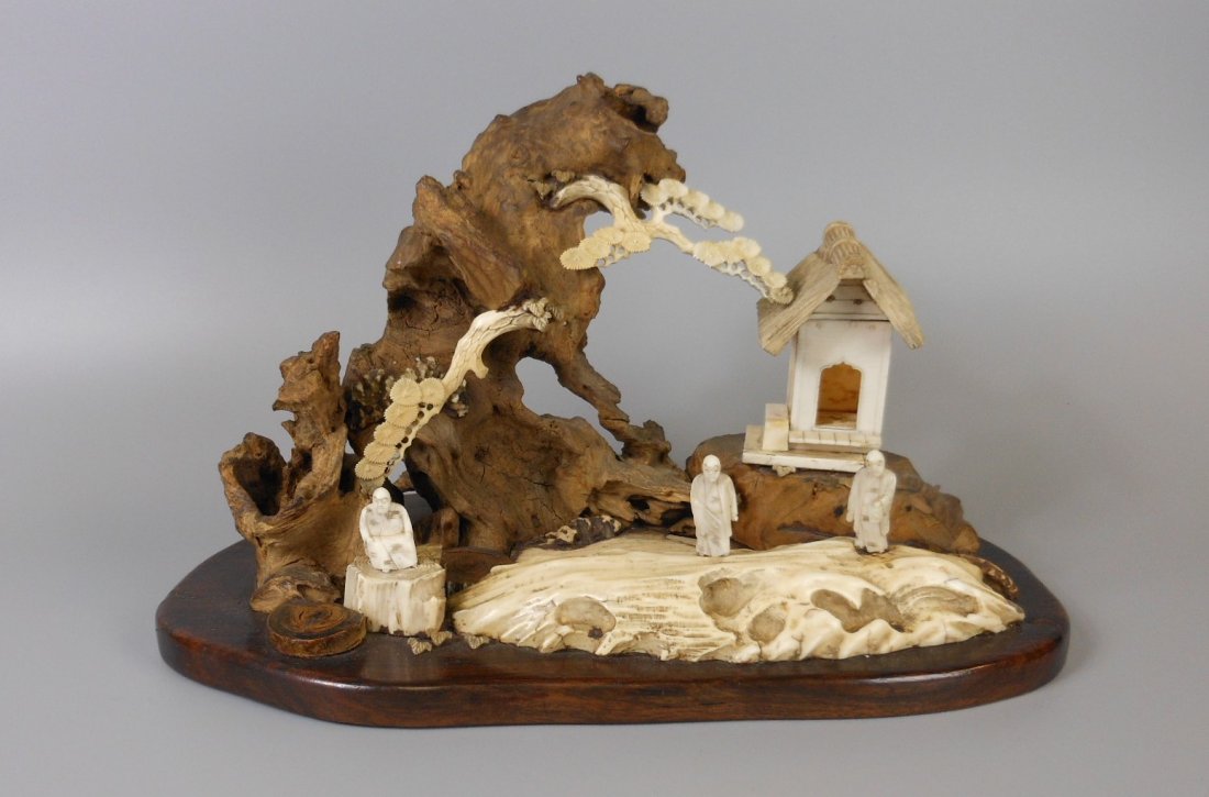 A Chinese antique wood and horn carved figure: A Chinese antique wood carved figures and horn carved figures,15x25cm