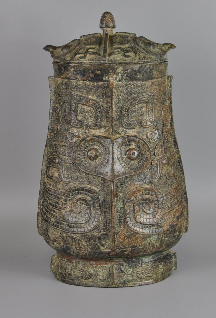 A Chinese antique zhou-dynasty Bronze jar (1 of 8)