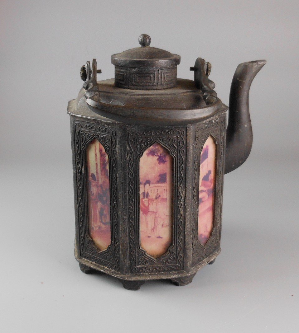A Chinese antique tin teapot: A Chinese antique tin teapot,16X11.5cm