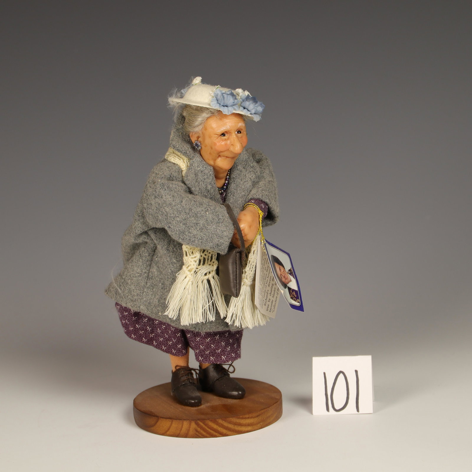 Aunt Della Mae Nanaâ€™s Family by Richard Simmons: Master artist Annie Wahl has original tag 9 in tall