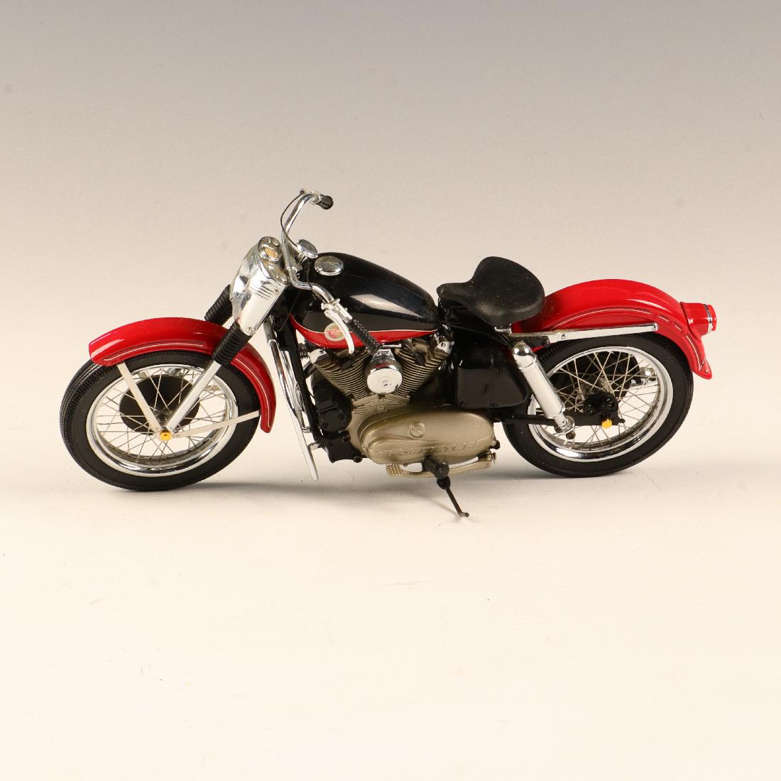 Harley Davidson die cast motorcycle 1/10th Large Scale issued by the Franklin Mint: Harley Davidson die cast motorcycle length 9 in,, 4 in. tall missing headlamp issued by the Franklin Mint